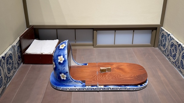 染付花と蝶図 小判形大便器（愛知・瀬戸 明治時代後期）