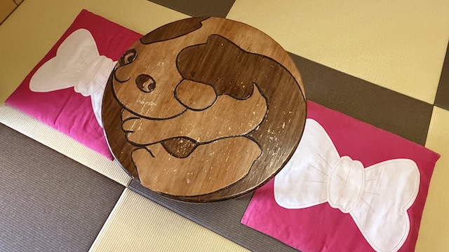 大江戸温泉物語かいけ ゲゲゲの鬼太郎ルーム ねこ娘部屋でわいわいお泊り編 ちゃぶ台 座布団