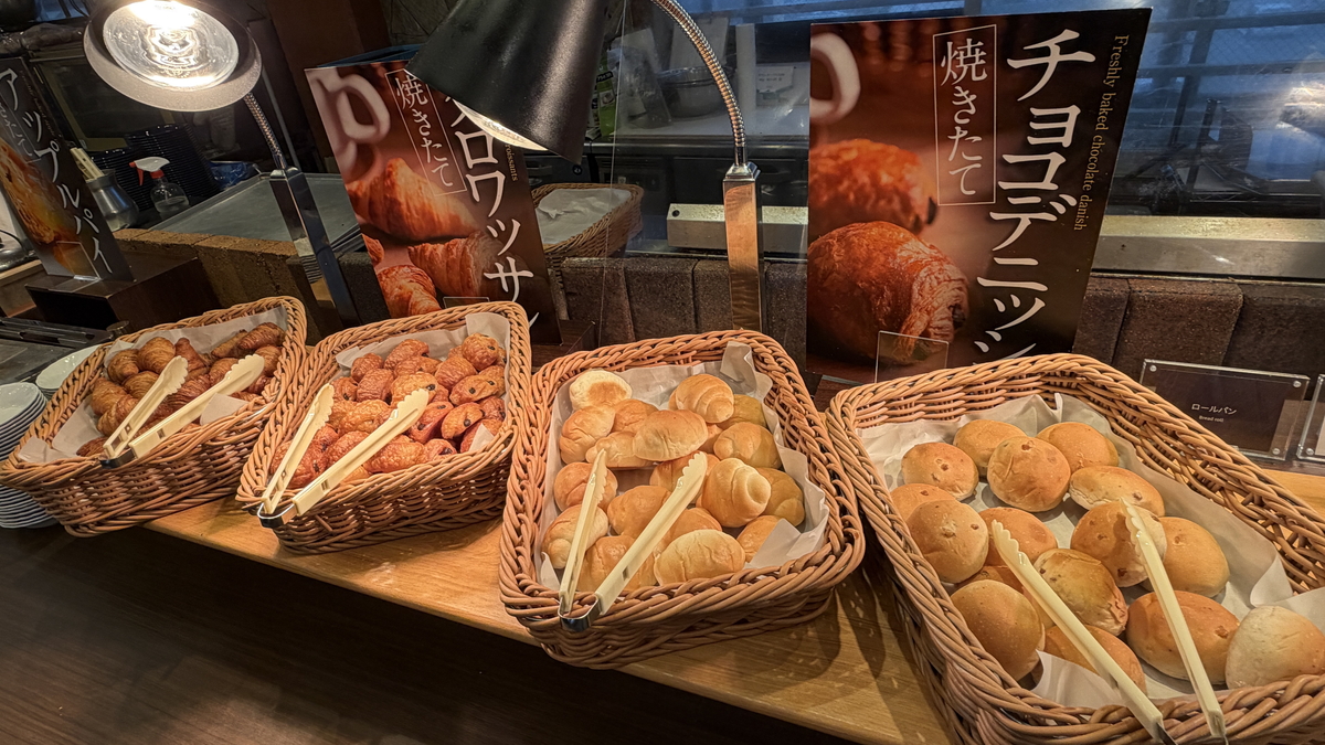 大江戸温泉物語かいけ 朝食 焼きたてパン