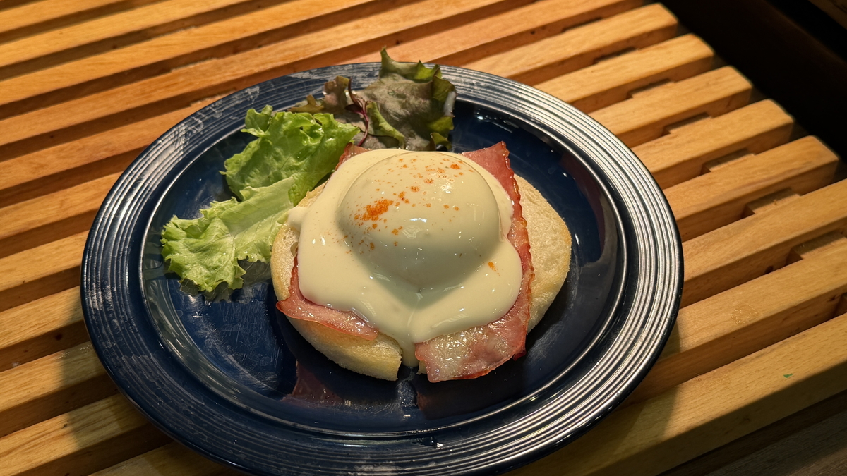 大江戸温泉物語かいけ 朝食 エッグベネディクト