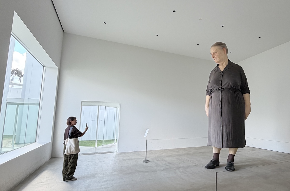 十和田市現代美術館　スタンディング・ウーマン ロン・ミュエク