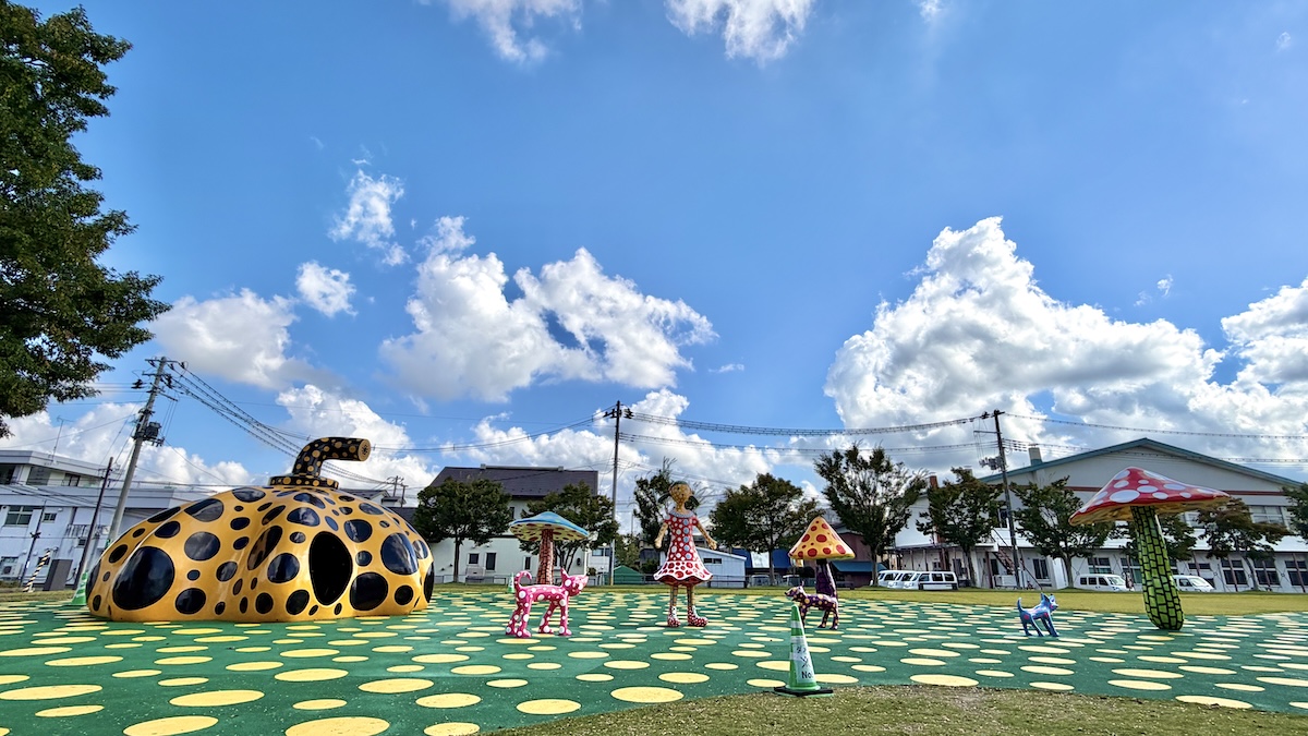 十和田市現代美術館　草間彌生《愛はとこしえ十和田でうたう》《十和田で発見された私の黄色カボチャ》《十和田のハナコちゃん》《太陽のキノコ》《キノコの精》《愛の神様》《リンリン》《ケン》《トコトン》