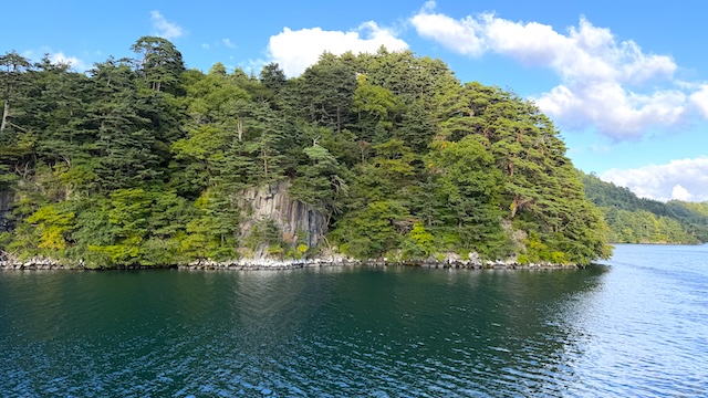 十和田湖遊覧船　柱状節理02