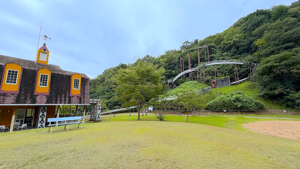 鳥取県 おにっ子ランド 黄色い家 裏側 芝生広場