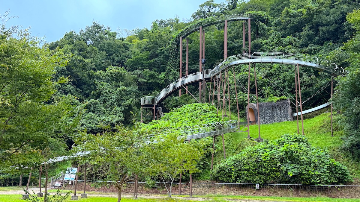 鳥取県　おにっ子ランド　植物に埋もれるローラー滑り台