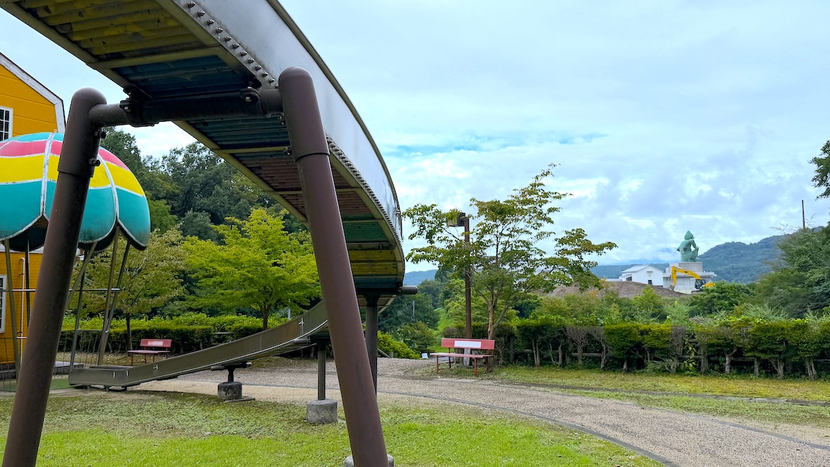鳥取県 おにっ子ランド ローラー滑り台 奥に鬼の銅像