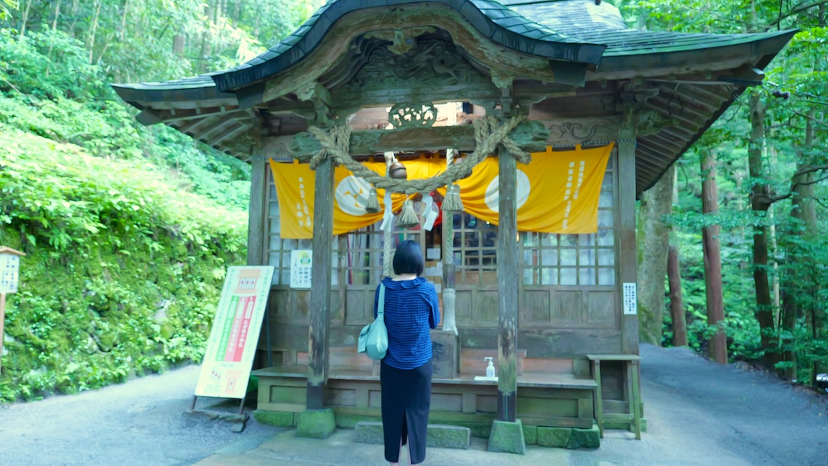 鳥取県日野町 金持神社 宝くじ当選祈願 金運 開運 社殿 参拝 人物