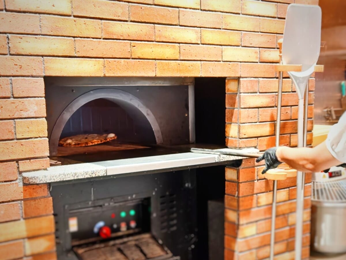 東京都港区・「Serafina NEW YORK 赤坂店」ピザ職人さんがピザを焼き上げる様子