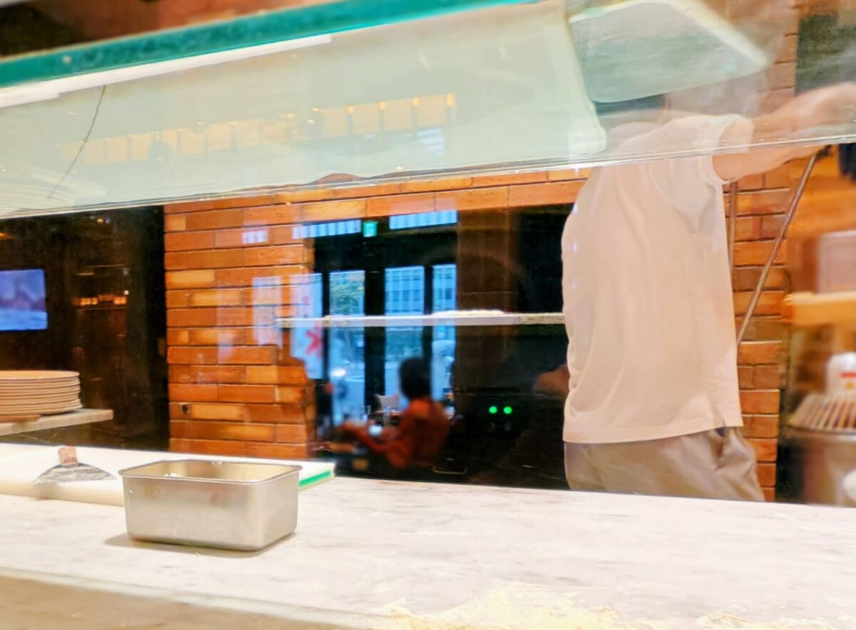 東京都港区・「Serafina NEW YORK 赤坂店」ピザ職人さんがピザを焼き上げる様子