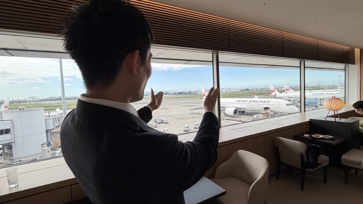羽田空港JAL国内線ファーストクラスラウンジから航空機の眺め