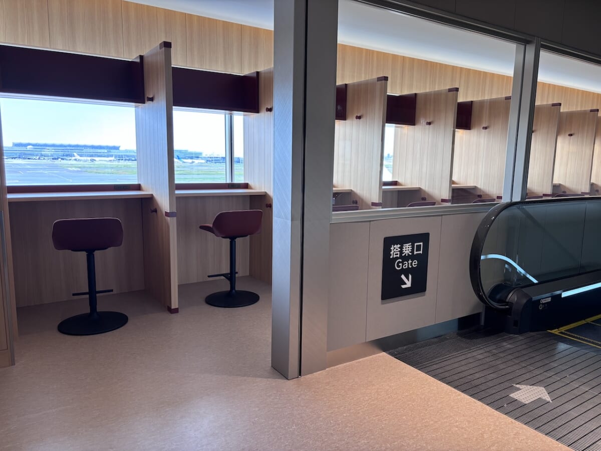 羽田空港JAL国内線サクララウンジの搭乗口へのエスカレーター