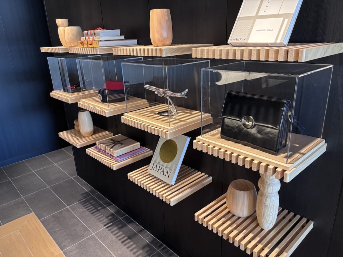 羽田空港JAL国内線ファーストクラスラウンジの制帽やバッグの展示