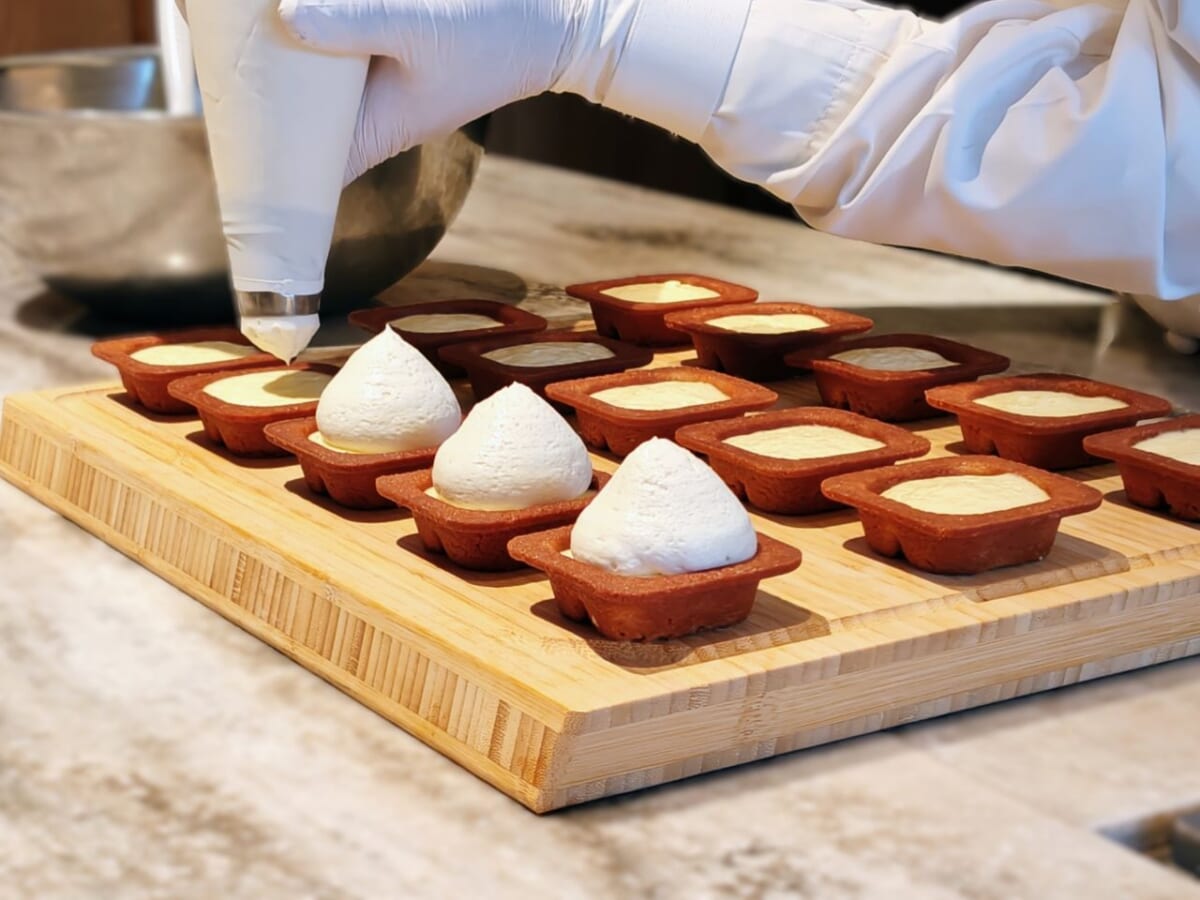 東京都千代田区・「WONDER JR東京駅店」チーズワンダーを作る様子(新商品/新店舗お披露目発表会)