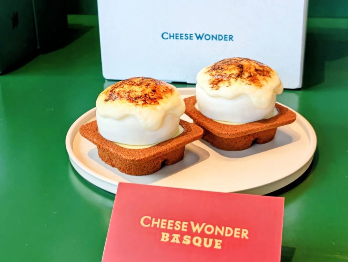 東京都千代田区・「WONDER JR東京駅店」チーズワンダーバスク(新商品/新店舗お披露目発表会の様子)
