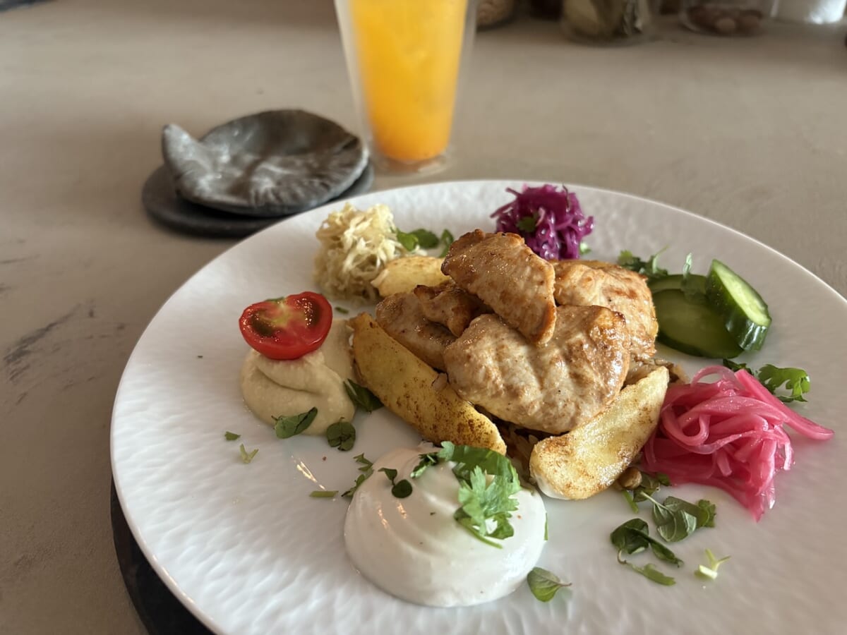 【レバノン料理店「汽［ki:］静岡」へ】 ピタパンに具材を詰めて楽しむランチ