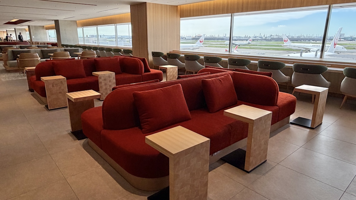 羽田空港JAL国内線サクララウンジ 多様なダイニング席04